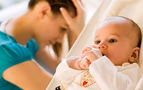 Khó chịu, ngứa ngáy khi đi tiểu. Các mẹ cũng sẽ cảm thấy ngứa ngáy khó chịu khi đi vệ sinh, vì nước tiểu có tính axit khá mạnh có thể chảy vào vết mổ làm da non bị ngứa. Nếu cảm thấy khó chịu, các mẹ đừng ngại đứng khi đi vệ sinh, đồng thời nên dùng thêm nước ấm dội vào để làm loãng axit trong nước tiểu và làm bớt ngứa. Cũng đừng quá lo nếu cảm thấy cơn đau nhức ở tầng sinh môn trở nặng hơn, vì đó là quy luật thông thường trước khi vết cắt này lành hẳn.