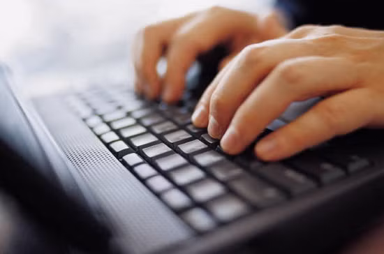 Một biện pháp để bạn bỏ qua cơn thèm ăn chính là lướt net và Facebook cùng với một ly nước bên cạnh. Khi bạn tập trung vào những tin tức mới và cập nhật từ bạn bè, bạn sẽ nhanh chóng quên đi đòi hỏi phải bổ sung năng lượng không cần thiết.