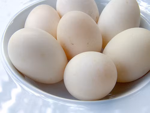 Trứng. Những bà mẹ đang cho con bú nên tích cực ăn thêm trứng bởi lòng đỏ trứng cung cấp một lượng vitamin D và dưỡng chất thiết yếu giúp xương mẹ vững chắc và xương bé phát triển khỏe mạnh hơn. Ngoài ra, trứng còn cung cấp DHA - một dưỡng chất thiết yếu trong sữa mẹ giúp con tăng cường hệ thần kinh.