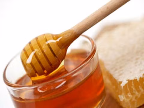 Mật ong (cho trẻ trên 1 tuổi). Mật ong giúp làm dịu cổ họng và giảm ho. Mật ong thường đông cứng ở nhiệt độ phòng. Để làm lỏng mật ong, hãy ngâm chai mật ong trong nước nóng hoặc cho vào lò vi sóng.