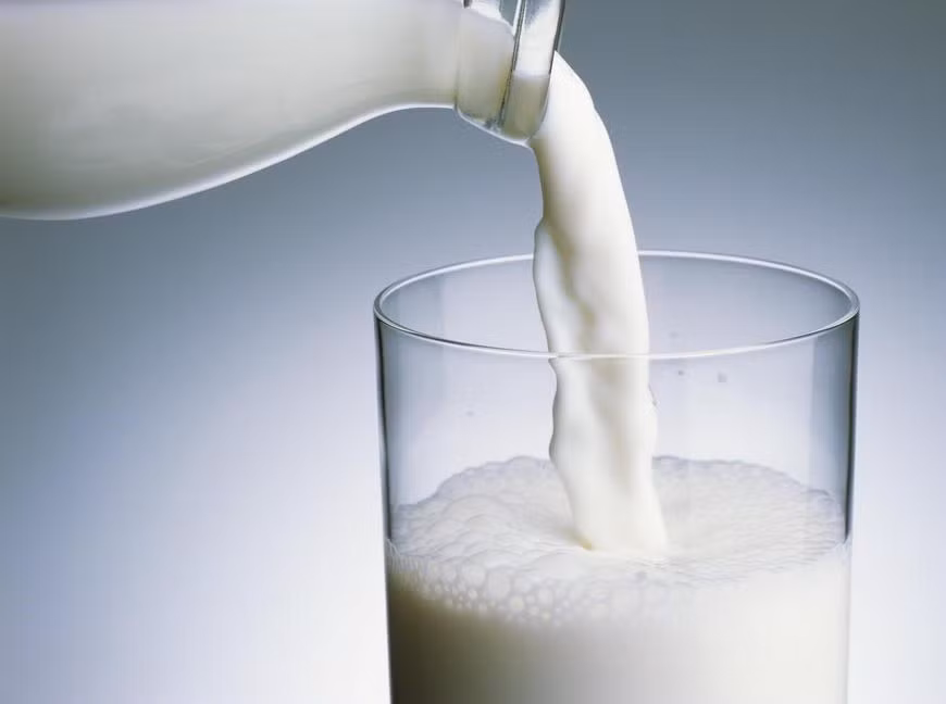 Sữa pha nước khoáng. Hòa một chút nước khoáng vào cốc sữa nóng chính là biện pháp hoàn hảo giúp bạn loại bỏ hết đờm đang vướng trong cổ họng.