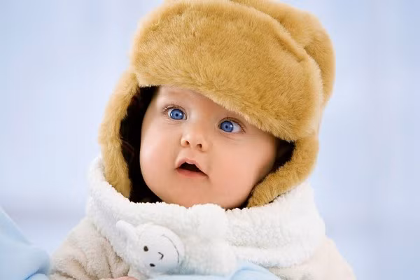 Khi trời lạnh không nên cho các cháu nhỏ ra ngoài trời. Nếu buộc phải cho cháu ra ngoài khi trời lạnh cần hết sức chú ý, cho mặc ấm, tránh gió thổi trực tiếp vào người. Nếu nhiệt độ ngoài trời dưới 10oC phải cho các bé nên được nghỉ học.