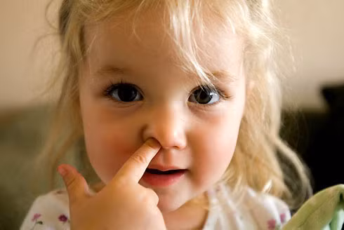 Viêm mũi. Viêm mũi ở trẻ em xuất hiện sau khi trẻ bị nhiễm lạnh. Bệnh viêm mũi khiến trẻ khó chịu, nghẹt mũi, khó thở. Khi ngứa mũi trẻ thường dụi tay lên mũi làm cho chảy nước mũi nhiều. Trẻ có thể sốt hoặc không. Trẻ con bú mẹ thì thường bỏ bú vì trẻ phải thở bằng miệng. Hiện tượng viêm mũi tái đi tái lại nhiều lần có thể là dấu hiệu của bệnh viêm Amiđan.