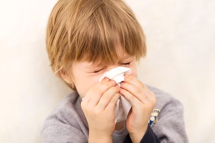 Bệnh cảm lạnh. Cần mặc ấm khi ra lạnh, giữ ấm mặt, cổ, ngực bằng cách đeo khẩu trang, đội mũ, quàng khăn ấm khi ra đường, đặc biệt là những người làm việc ngoài trời. Khi không cần thiết thì không nên đi ra ngoài trời lúc sáng sớm hoặc đêm khuya vì lúc đó trời lạnh hơn.