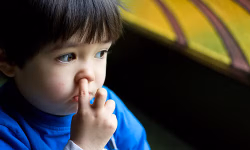  Để mặc con ngoáy mũi. Ngoáy mũi là tật xấu làm tăng nguy cơ lây nhiễm vi khuẩn qua đường mũi, đồng thời dễ dàng lây lan mầm bệnh cho người khác. Nếu bé có tật xấu này, bạn nên nhắc bé không được ngoáy mũi, phải rửa tay sạch sẽ và dùng khăn sạch, mềm để làm vệ sinh mũi.