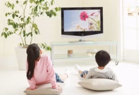 Mức độ vận động của trẻ em được chia theo các nhóm tuổi khác nhau. Một em bé mới biết đi không thể nào đi bộ hơn 1km hay tập…đu xà, nhảy dây được. Mẹ nên cho bé ra ngoài trời vận động nhẹ nhàng, kích thích tay chân bé được hoạt động là được.