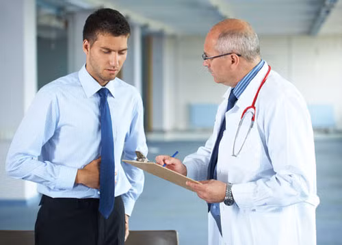 Ít đi khám sức khỏe. Điều tra chỉ rõ, gần một nửa nam giới vì “bận” nên khi bị bệnh không đi khám bác sỹ mà tự “kê đơn” mua thuốc. Có 1/3 nam giới cho rằng đó chỉ là “bệnh vặt vãnh” không đáng phải để tâm. Rất nhiều bệnh do bị “kéo dài” thời gian, làm lỡ mất thời cơ trị liệu tốt nhất, thậm chí còn thành bệnh “lớn” do bị tác dụng giảm bệnh “bên ngoài” của thuốc “che đậy”.