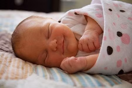Giữ nhiệt độ trong phòng. Nếu dùng máy điều hòa ấm thì bạn nên điều chỉnh nhiệt độ trong phòng bé là 20-23ºC. Nếu dùng quạt hay đèn sưởi cho bé thì bạn cần tính toán khoảng cách giữa bé và nguồn nhiệt. Từ đó, có quyết định giữ ấm cho bé hợp lý.