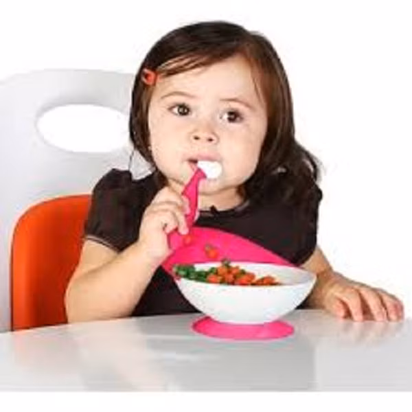 Tránh những điều khiến bé nhõng nhẽo. Các bé thường hay cáu và rên khi đói bụng hoặc mệt mỏi. Dẫn bé đang đói bụng đi mua đồ cho bữa tối và thuyết phục bé không nên ăn bánh ngọt chẳng khác nào bạn đặt đồ chơi mới trên bàn và bảo bé không được chơi cho tới ngày sinh nhật của bé. Trong trường hợp này, nên cho bé ăn trước khi đi hoặc mang theo một ít món phụ bổ dưỡng để bé có thể ăn khi đi trên đường hoặc lúc mua sắm trong cửa hàng.