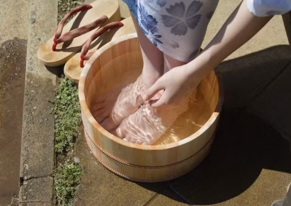Nước muối. Nếu vết chai ở bàn chân, bạn có thể ngâm vào nước muối ấm. Nước ấm giúp phần tế bào chai cứng mềm hơn, muối giúp sát trùng. Sau khi vết chai sần mềm hơn, bạn có thể bóc chúng ra. Bạn nên làm đều đặn mỗi ngày trong khoảng một tuần trở lên.