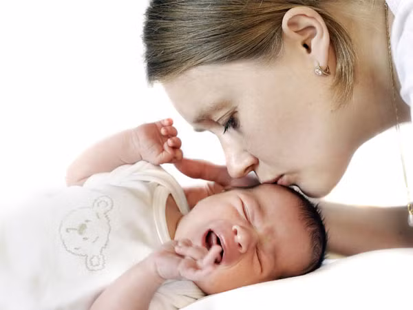 Thu hút trẻ bằng âm thanh. Một số em bé khóc ít hơn khi nghe thấy tiếng ồn xung quanh. Bạn có thể vừa bế bé vừa mở âm thanh vui nhộn để giúp bé quên đi cơn đau.