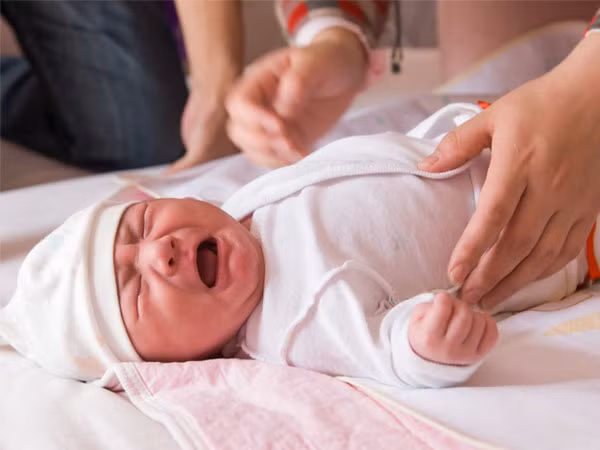Vỗ về, an ủi bé. Cha mẹ bế bé trong lòng, hát ru bé, vỗ về an ủi bé cũng là một cách tốt để giúp bé vượt qua những khó khăn này.
