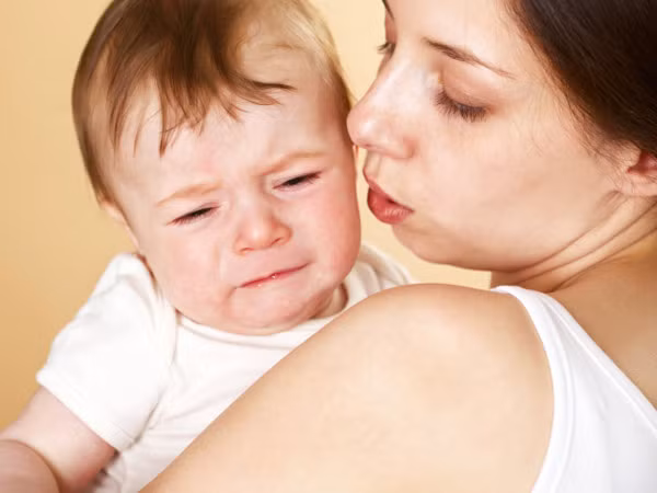 Cho trẻ bú. Bố mẹ cũng có thể làm trẻ ngưng khóc bằng cách cho trẻ ngồi khi bú, sử dụng bình sữa mà giữ cho trẻ không nuốt không khí quá nhiều…Đối với trường hợp mẹ không có sữa, phải uống sữa bình từ sớm cần phải pha với nước ấm và nên dừng cho trẻ bú sữa nếu như sữa trong bình không còn ấm.