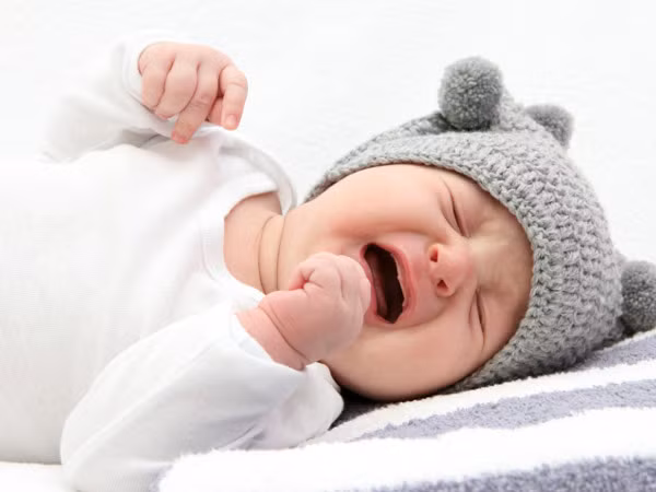 Massage. Một cách cũng khá hiệu quả để làm ngưng cơn khóc của trẻ là massage bụng cho trẻ. Cách này có hiệu quả khá tốt trong việc làm giảm cơn đau của trẻ, khiến trẻ ngưng khóc. Hơn nữa nó còn truyền đến trẻ sự quan tâm, tình yêu thương bao la, sự lo lắng vô cùng của bạn khi trẻ khóc.