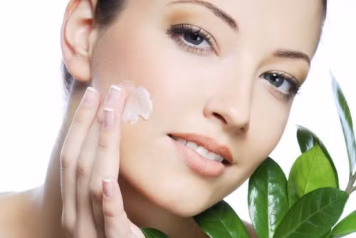 Kem dưỡng ẩm. Mức độ dưỡng ẩm của kem mùa đông cần mạnh hơn mùa hè. Ngay cả khi sở hữu làn da dầu, bạn vẫn cần giữ lượng nước cho da. Nếu da rất khô, bạn có thể cần thêm các loại serum đặc trị cho làn da mất nước. Để lớp trang điểm mùa đông không giống như bị "mốc" thì việc bôi một lớp mỏng kem dưỡng ẩm trước khi đánh kem nền là một việc rất quan trọng.