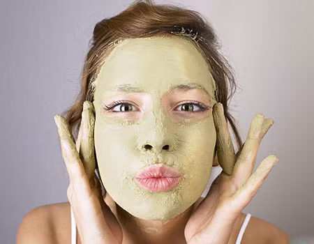 Thoa mặt nạ trước khi tắm. Hãy thoa mặt nạ trước khi bạn đi tắm, nên là một ngày mà bạn không gội đầu. Sau khi tắm xong, bạn hãy rửa sạch lại mặt và nói xin chào với một làn da sạch sẽ, khoẻ khoắn.
