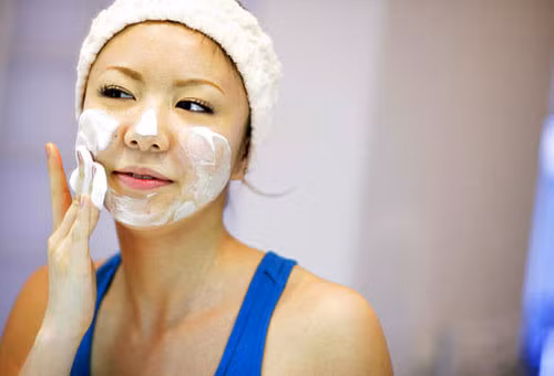 Làm sạch da mặt của bạn. Điều này có nghĩa là làm sạch da mặt bạn với sữa rửa mặt cân bằng độ PH 2 lần/ngày. Bạn cũng có thể kết hợp với máy rửa mặt để làm sạch tối đa bụi bẩn trên mặt.