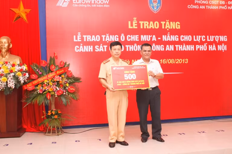 Ông Lương Quốc Bình đại diện Cty Eurowindow trao quà