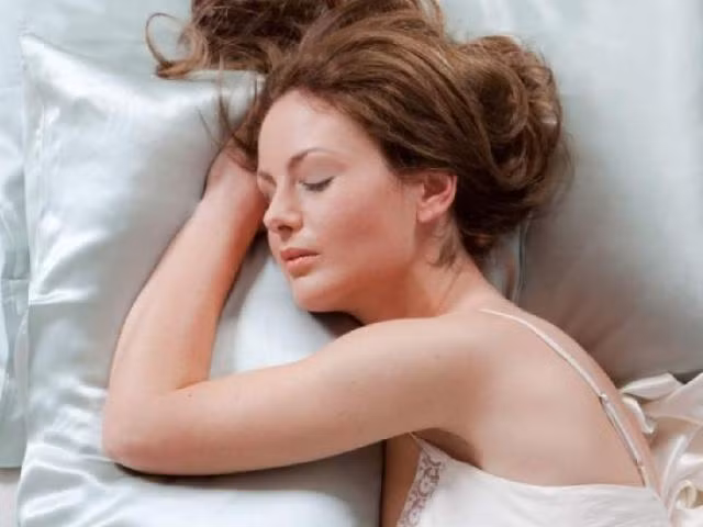 Để tóc xõa khi đi ngủ và những tai hại ít ai ngờ đến De toc xoa khi di ngu va nhung tai hai it ai ngo den