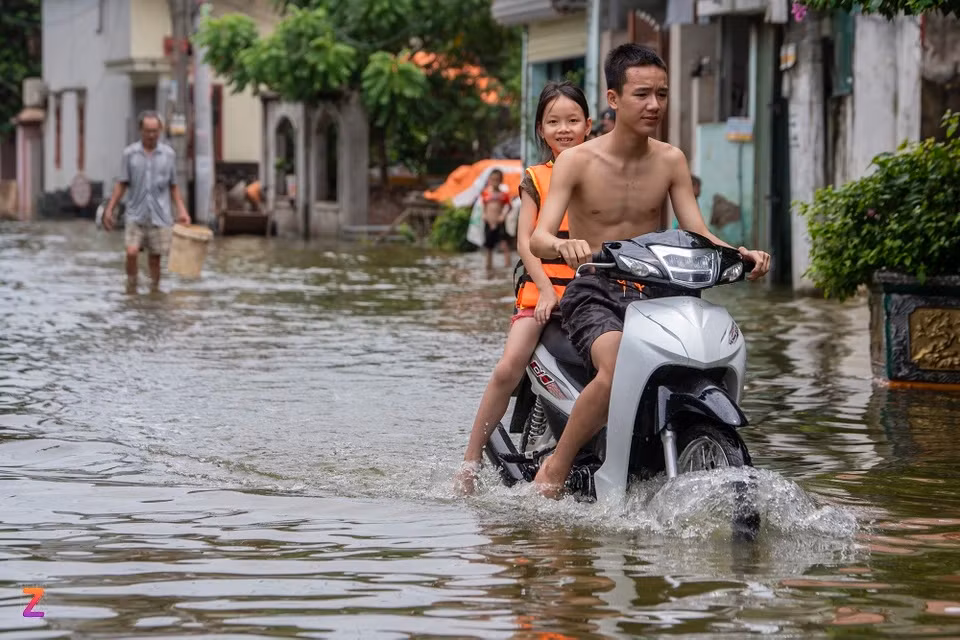 Chỉ có một số ít hộ dân sinh sống ở đầu xóm nơi mực nước vẫn ở mức thấp mới dám đi lại bằng xe máy. "Tuy nhiên, cũng chỉ có đám thanh niên khỏe mạnh mới dám lái xe qua đoạn nước ngập, người già trong xóm muốn đi chợ chỉ có cách đi bộ hơn một cây số cả đi lẫn về", bà Thoa (người dân xóm Bến Vôi) chia sẻ.