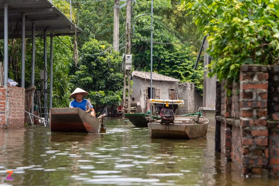 Các con đường trong xóm ngập sâu, việc đi lại phải dùng thuyền, sinh hoạt khó khăn.
