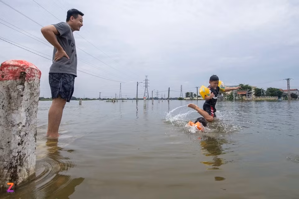 Để đảm bảo an toàn, những chiếc áo phao đã được người lớn mặc cho trẻ em trước khi xuống nước tắm.