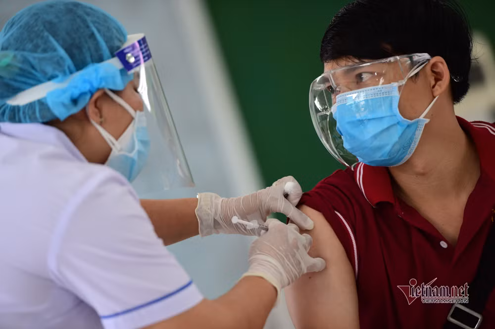 Thầy Dương Thanh Cường, giáo viên dạy thể dục trường THCS Phan Tây Hồ được nhân viên y tế tiêm vắc xin ngừa Covid-19
