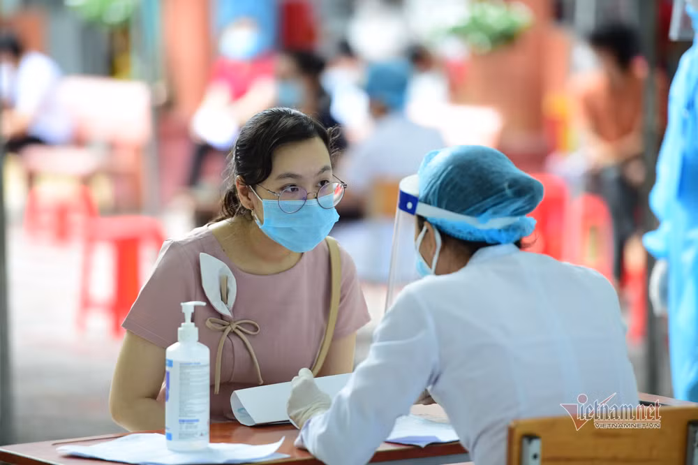Cô Lê Quỳnh Lâm Yến, trường THPT Thành Nhân cho biết: "Nhà trường đưa danh sách, đề nghị ai đi tiêm thì đăng ký nên tôi nhanh chóng ghi danh để được tiêm. Trong thời điểm dịch bệnh căng thẳng thế này, ngoài thực hiện 5K thì tiêm vắc xin là tối ưu nhất"