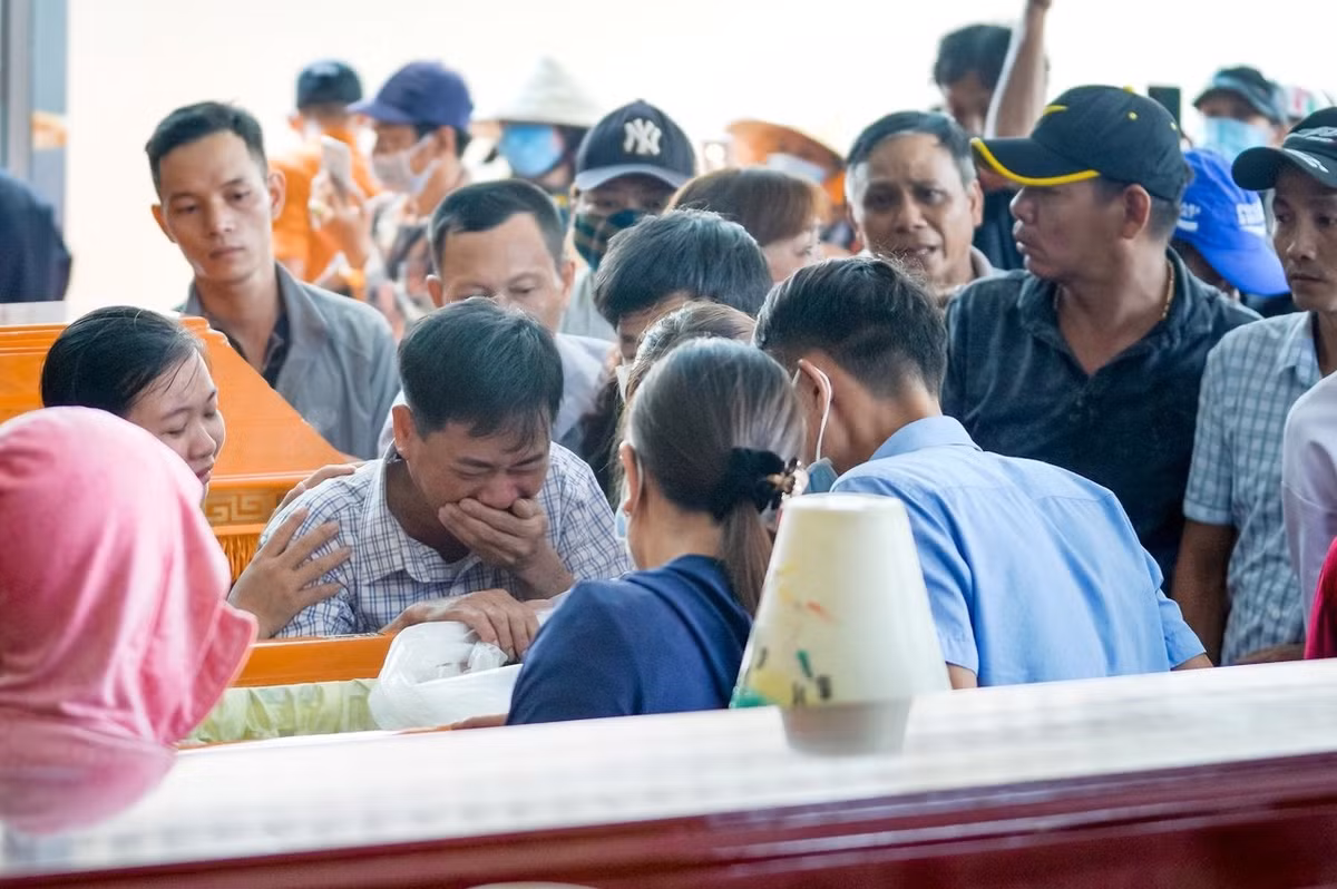 Cơ sở mai táng trên đường Lê Văn Thịnh chiều 30/3 chìm trong không khí tang thương. Họ hàng nạn nhân bật khóc nức nở nhìn mặt người thân lần cuối. "Tại sao ông trời trút tai họa xuống gia đình em tôi như vậy, con Loan và các cháu có lỗi gì đâu chứ", một người nói trong nước mắt.