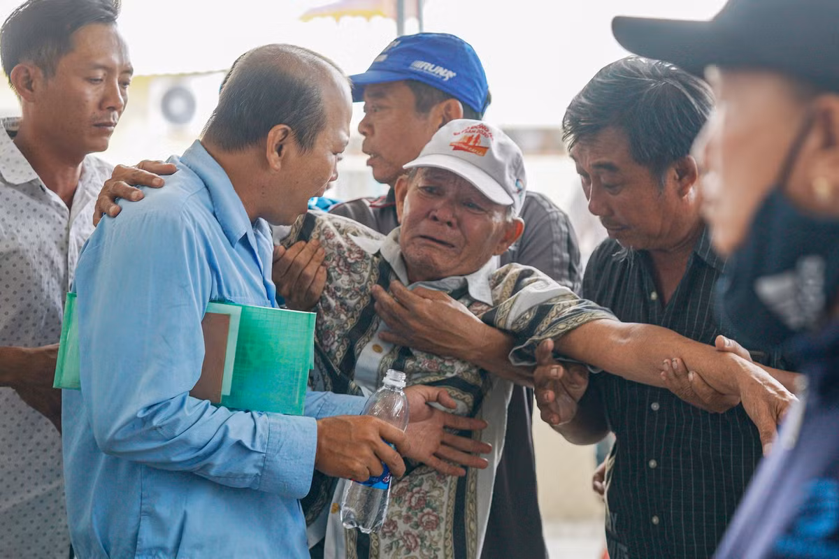Người thân ngã quỵ khi di ảnh của 6 nạn nhân lần lượt đặt trước 6 quan tài. Trước hoàn cảnh khó khăn của gia đình nạn nhân, cơ sở mai táng trên đường Lê Văn Thịnh (phường Cát Lái), đứng ra hỗ trợ 100 triệu đồng bao gồm 6 quan tài và chi phí mai táng.