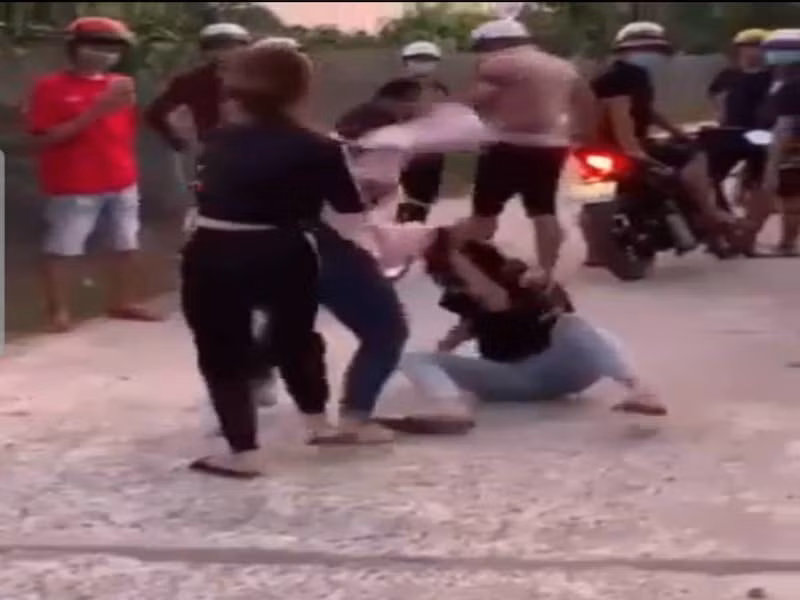 Nu sinh lop 7 uong thuoc tu tu vi bi xam hai, danh ghen