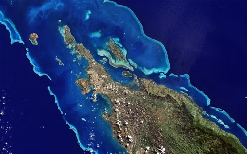 Hình ảnh từ không gian của hòn đảo New Caledonia, ngoài khơi nước Úc. Màu xanh nhạt là vùng nước nông, màu xanh đậm hơn thể hiện ở vùng biển sâu