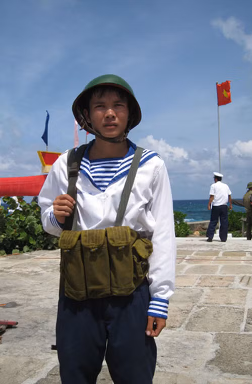 Dù có khách từ đất liền ra thì những người lính đang làm nhiệm vụ cũng vẫn không được rời vị trí.