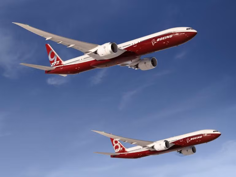 Theo báo cáo của Boeing, hãng hàng không Emirates đã đặt hàng 150 chiếc máy bay 777X mới với tổng trị giá lên tới 45 tỷ USD. Đây là đơn đặt hàng lớn nhất trong lịch sử Boeing. (Ảnh: Boing 777-9X và 777-8X).
