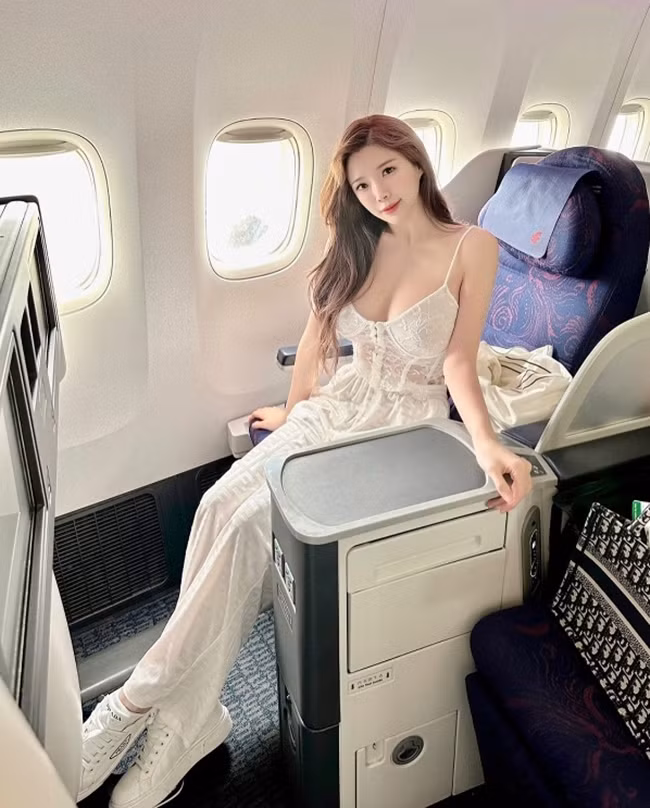 DJ xuất thân trường Luật có thân hình bốc lửa hơn người mẫu nhờ đâu? - Hình 10 DJ xuat than truong Luat co than hinh boc lua hon nguoi mau nho dau?-Hinh-10