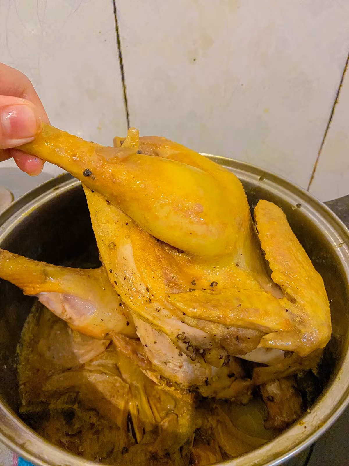 Luoc ga khong can nuoc, dung cac loai rau cu qua de “u chin”-Hinh-4