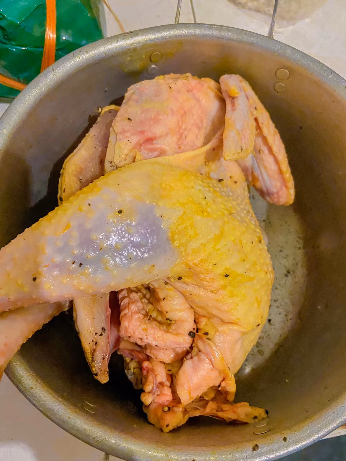 Luoc ga khong can nuoc, dung cac loai rau cu qua de “u chin”-Hinh-2