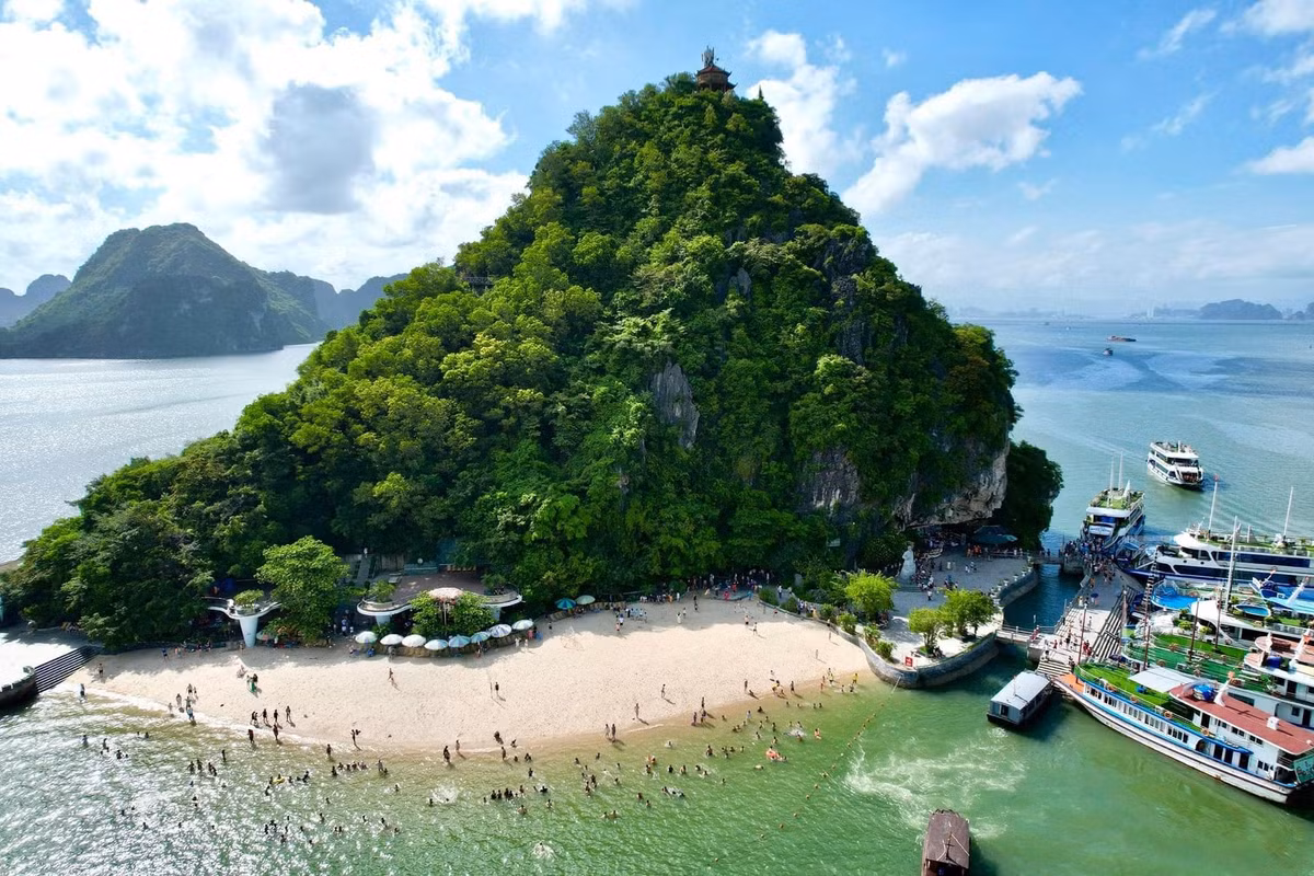 Hon dao nam nghieng la mat, khach ru nhau giai nhiet o Ha Long