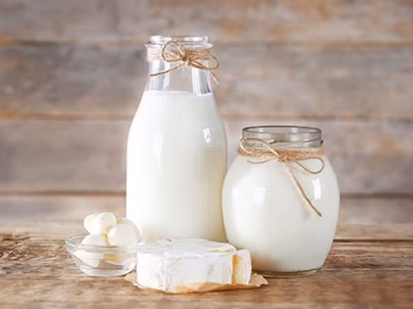  Sữa: Trong sữa chứa rất nhiều dưỡng chất, đặc biệt sữa dồi dào vitamin, trong đó có vitamin B12 rất có lợi cho người thiếu máu. Ảnh minh họa