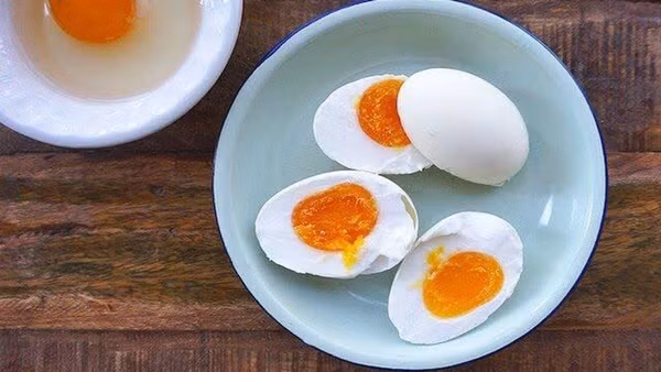  Trứng: Trong trứng có nhiều protein, vitamin, khoáng chất và sắt. Đây là loại thực phẩm dễ tiêu hóa. Món trứng luộc hoặc trứng tráng sẽ cung cấp nhiều năng lượng, giúp cơ thể hoạt động hiệu quả hơn và góp phần ngăn ngừa tình trạng thiếu máu. Ảnh minh họa