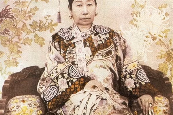  Móng tay dài: Ở Trung Quốc, móng tay dài là xu hướng làm đẹp trong nhiều thế kỷ. Nó chứng minh người chủ sở hữu giàu có, không phải làm bất cứ điều gì với bàn tay đặc biệt. Để tránh việc móng tay bị gãy, những người phụ nữ sẽ đeo chiếc vỏ đặc biệt được làm bằng kim loại quý ở bên ngoài. 