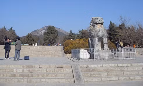 Vòng thành ngoài dài tới 80 km. Xét về mức độ vĩ đại, những kim tự tháp ở Ai Cập có lẽ cũng khó có thể so sánh với Càn Lăng.