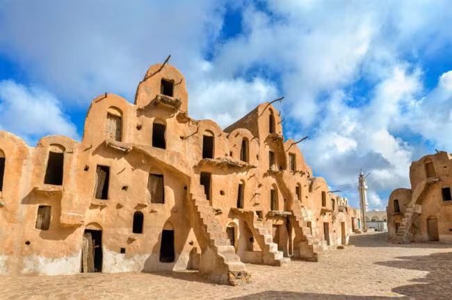 6. Thành phố Tataouine, Tunisia: Thành phố sa mạc Tataouine ở miền nam Tunisia nổi tiếng với kiến trúc hang độc đáo của cộng đồng người Berber. Tới đây, du khách cũng có cơ hội khám phá bối cảnh thực của bộ phim Chiến tranh giữa các vì sao.