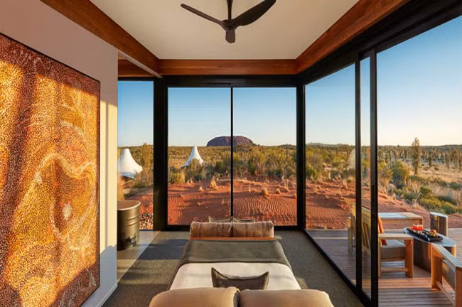 11. Khách sạn Kinh độ 131°, Australia: Khách sạn sang trọng nằm gần kỳ quan nổi tiếng Uluru ở vùng Northern Territories. Với dịch vụ spa, ẩm thực hấp dẫn và phòng ngủ có tầm nhìn đẹp, nơi đây là điểm dừng chân lý tưởng ở giữa sa mạc.