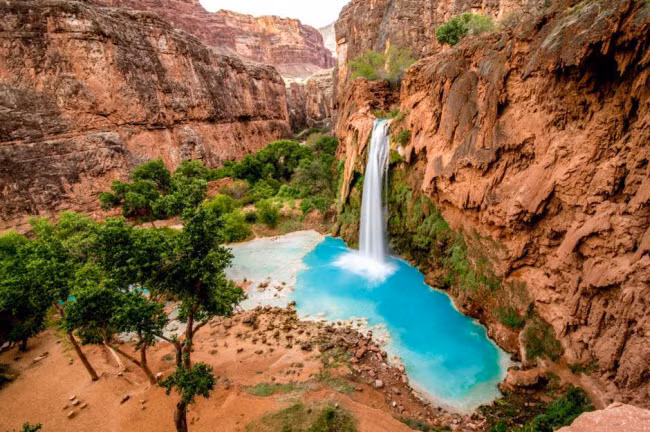 14. Thác Havasupai, Mỹ: Nằm sau trong hẻm núi Grand Canyon, thác Havasupai là thiên đường dành cho những du khách đam mê khám phá thiên nhiên. Bạn có thể đắm mình trong làm nước khoáng trong vắt hay đi bộ khám phá phong cảnh xung quanh thác.