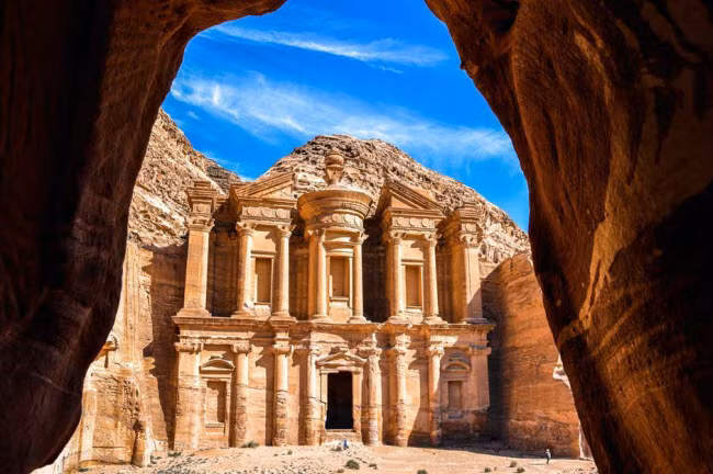 3. Thành phố cổ Petra, Jordan: Thành phố cổ Petra là một kỳ quan thế giới và được coi là tài sản vô giá của Jordan, với những công trình được tạc trên vách núi cách đây hơn 2.000 năm bởi những người du mục Nabataean. Petra cũng từng là trung tâm giao thương giàu có, kết nối phương Đông và phương Tây.