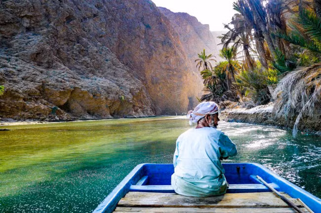 2. Ốc đảo Wadi Shab, Oman: Ốc đảo Wadi Shab nằm trong một hang động gần thành phố thủ đô Muscat ở Oman. Người dân và du khách nước ngoài tới đây khám phá thiên nhiên, bơi trong hồ nước mát, tắm dưới thác trong hang động hay tổ chức tiệc ngoài trời.
