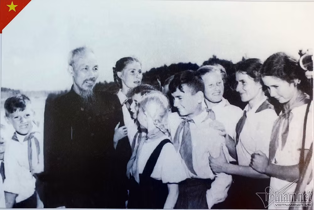 Chủ tịch Hồ Chí Minh với các cháu thiếu nhi trong dịp Người sang thăm Liên Xô năm 1957