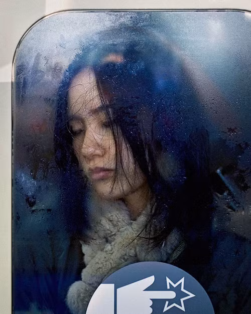  Nhiếp ảnh gia người Đức này lần đầu chú ý tới đám đông người đi tàu điện ngầm ở Tokyo từ sau loạt vụ tấn công khủng bố bằng khí sarin trong hệ thống tàu điện ngầm của thành phố ngày 20/3/1995. 