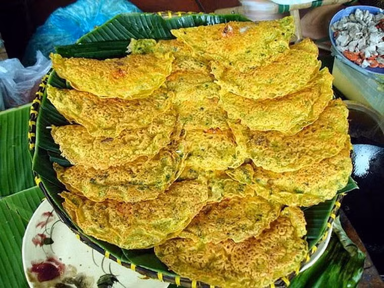 Bánh xèo Quảng Hòa là món ăn đặc trưng ở xã Quảng Hòa (huyện Quảng Trạch), được làm bằng gạo đỏ, hoa văn nổi đều, đơn giản nhưng phải đủ các món kèm theo: cá chuối, nộm, rau sống, bánh đa và nước chấm. Bánh xèo ăn ngon nhất là lúc vừa tráng xong, tráng tới đâu ăn tới đó. Cầm miếng bánh trên tay, cảm nhận được sự nóng hổi của mùi thơm gạo lứt thì thật tuyệt vời.